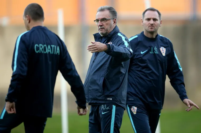 POČELE SU PRIPREME ZA KLJUČNE UTAKMICE: Pogledajte prvi trening Vatrenih, čak je i Čačić pokazao &scaron;to zna s loptom