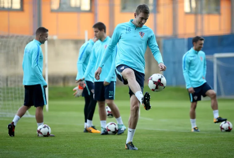 POČELE SU PRIPREME ZA KLJUČNE UTAKMICE: Pogledajte prvi trening Vatrenih, čak je i Čačić pokazao &scaron;to zna s loptom