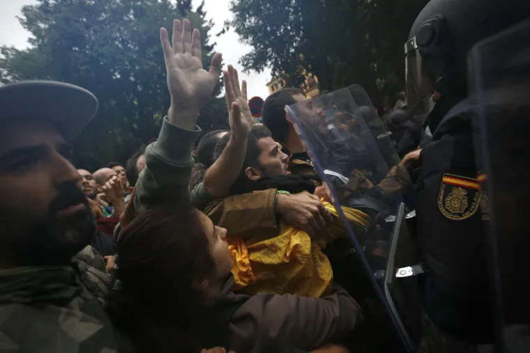 Referendum u Kataloniji kroz veliku fotogaleriju: bilo je i krvi, i suza, i slavlja - broj ozlijeđenih popeo se na 844