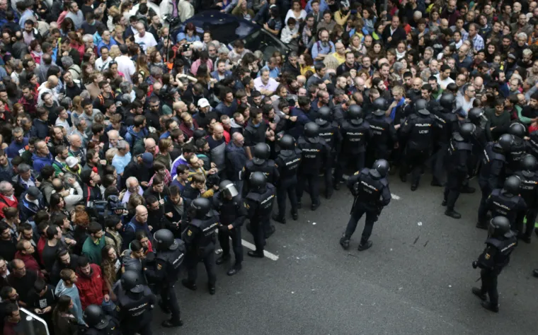 Referendum u Kataloniji kroz veliku fotogaleriju: bilo je i krvi, i suza, i slavlja - broj ozlijeđenih popeo se na 844