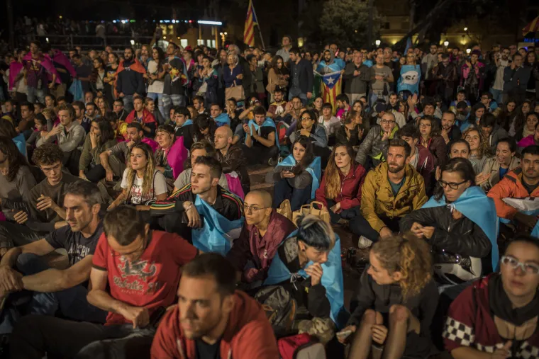 Referendum u Kataloniji kroz veliku fotogaleriju: bilo je i krvi, i suza, i slavlja - broj ozlijeđenih popeo se na 844