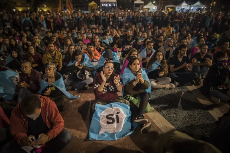 Referendum u Kataloniji kroz veliku fotogaleriju: bilo je i krvi, i suza, i slavlja - broj ozlijeđenih popeo se na 844