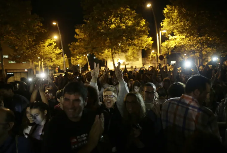 Referendum u Kataloniji kroz veliku fotogaleriju: bilo je i krvi, i suza, i slavlja - broj ozlijeđenih popeo se na 844