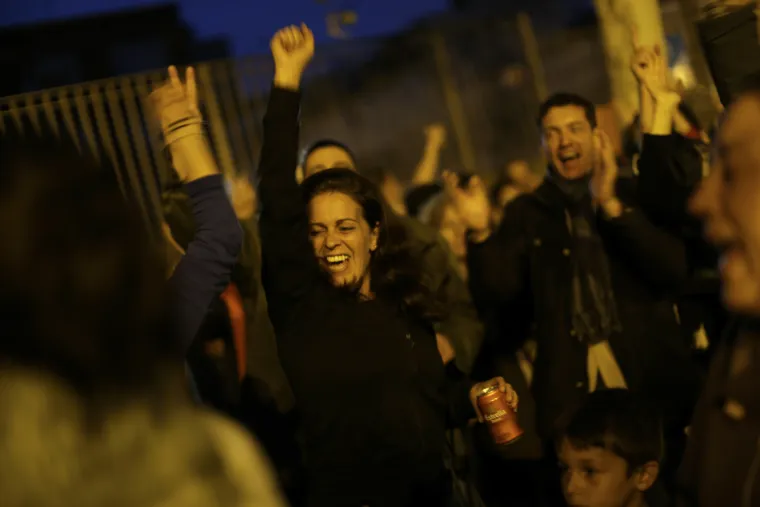 Referendum u Kataloniji kroz veliku fotogaleriju: bilo je i krvi, i suza, i slavlja - broj ozlijeđenih popeo se na 844