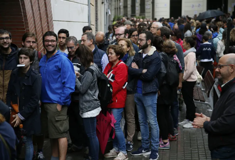 Referendum u Kataloniji kroz veliku fotogaleriju: bilo je i krvi, i suza, i slavlja - broj ozlijeđenih popeo se na 844