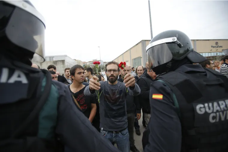 Referendum u Kataloniji kroz veliku fotogaleriju: bilo je i krvi, i suza, i slavlja - broj ozlijeđenih popeo se na 844
