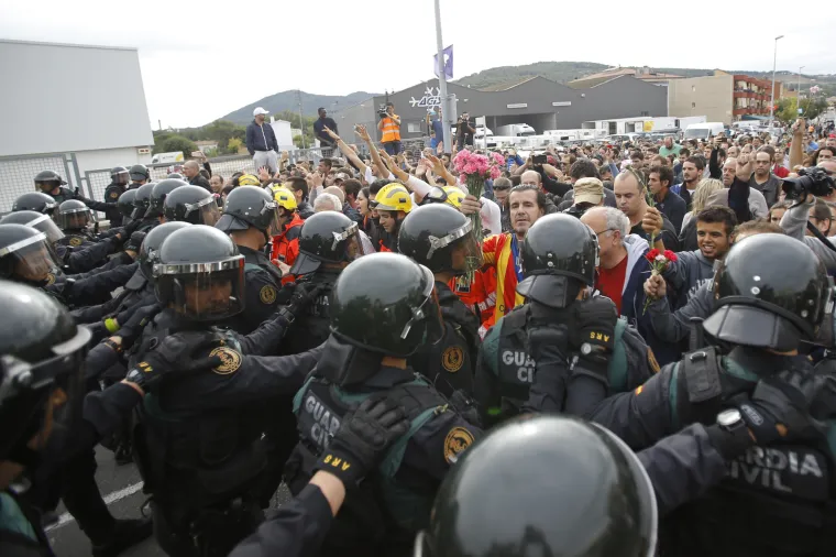Referendum u Kataloniji kroz veliku fotogaleriju: bilo je i krvi, i suza, i slavlja - broj ozlijeđenih popeo se na 844
