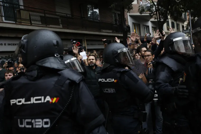 Referendum u Kataloniji kroz veliku fotogaleriju: bilo je i krvi, i suza, i slavlja - broj ozlijeđenih popeo se na 844