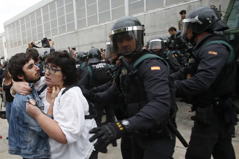 Referendum u Kataloniji kroz veliku fotogaleriju: bilo je i krvi, i suza, i slavlja - broj ozlijeđenih popeo se na 844