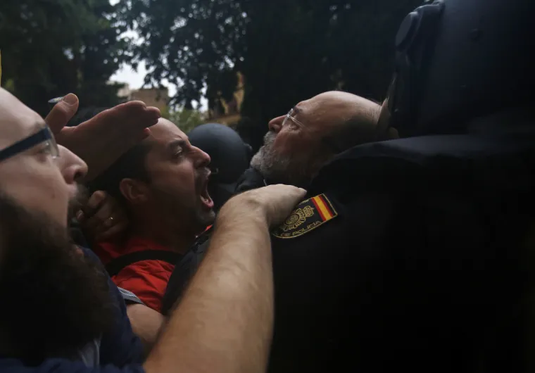 Referendum u Kataloniji kroz veliku fotogaleriju: bilo je i krvi, i suza, i slavlja - broj ozlijeđenih popeo se na 844