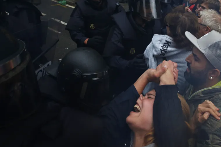 Referendum u Kataloniji kroz veliku fotogaleriju: bilo je i krvi, i suza, i slavlja - broj ozlijeđenih popeo se na 844