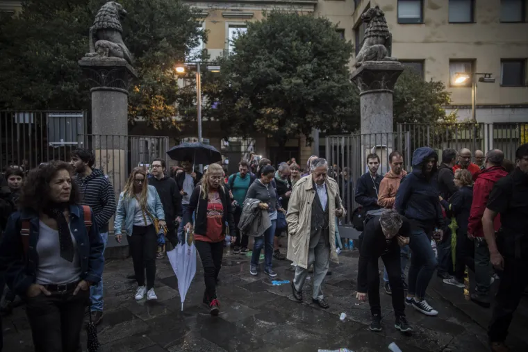 Referendum u Kataloniji kroz veliku fotogaleriju: bilo je i krvi, i suza, i slavlja - broj ozlijeđenih popeo se na 844
