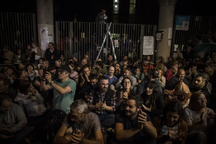 Referendum u Kataloniji kroz veliku fotogaleriju: bilo je i krvi, i suza, i slavlja - broj ozlijeđenih popeo se na 844