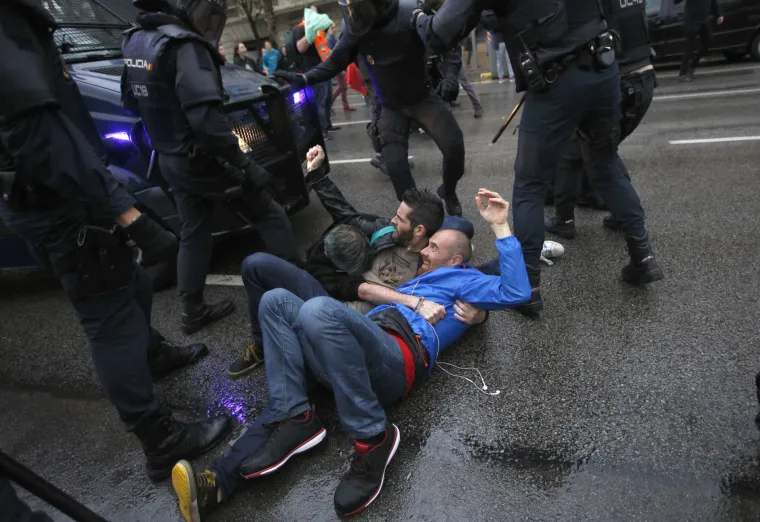 Referendum u Kataloniji kroz veliku fotogaleriju: bilo je i krvi, i suza, i slavlja - broj ozlijeđenih popeo se na 844