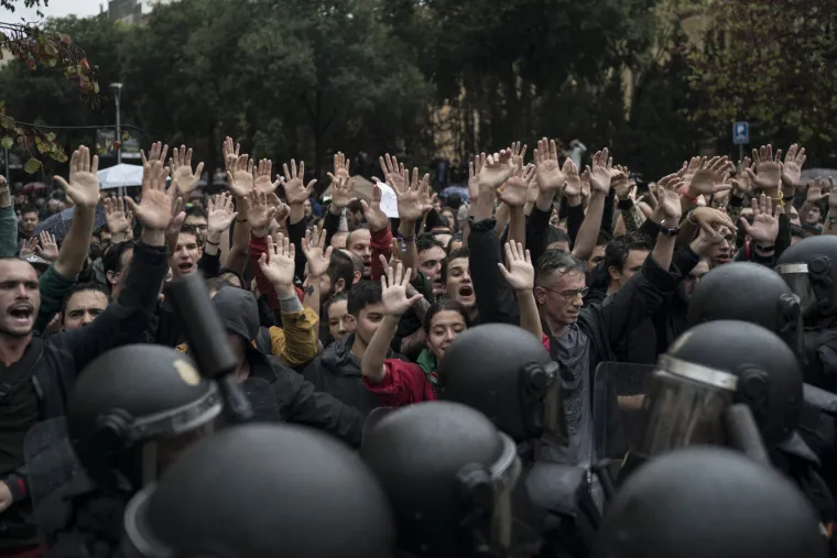 Referendum u Kataloniji kroz veliku fotogaleriju: bilo je i krvi, i suza, i slavlja - broj ozlijeđenih popeo se na 844