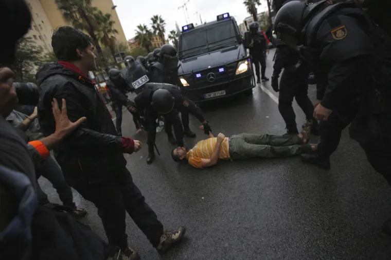 Referendum u Kataloniji kroz veliku fotogaleriju: bilo je i krvi, i suza, i slavlja - broj ozlijeđenih popeo se na 844