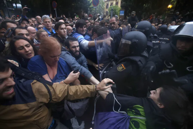 Referendum u Kataloniji kroz veliku fotogaleriju: bilo je i krvi, i suza, i slavlja - broj ozlijeđenih popeo se na 844