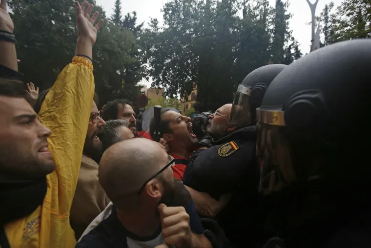 Referendum u Kataloniji kroz veliku fotogaleriju: bilo je i krvi, i suza, i slavlja - broj ozlijeđenih popeo se na 844