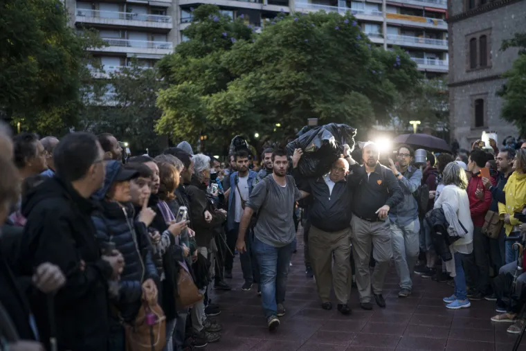 Referendum u Kataloniji kroz veliku fotogaleriju: bilo je i krvi, i suza, i slavlja - broj ozlijeđenih popeo se na 844