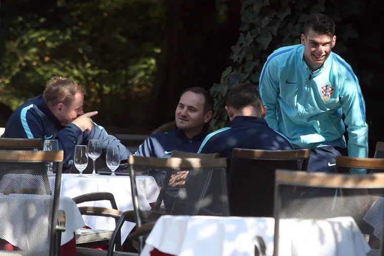 VATRENI U ZAGREBU: Stigli Kramarić, Brozović i dru&scaron;tvo, pogledajte prve fotografije s okupljanja