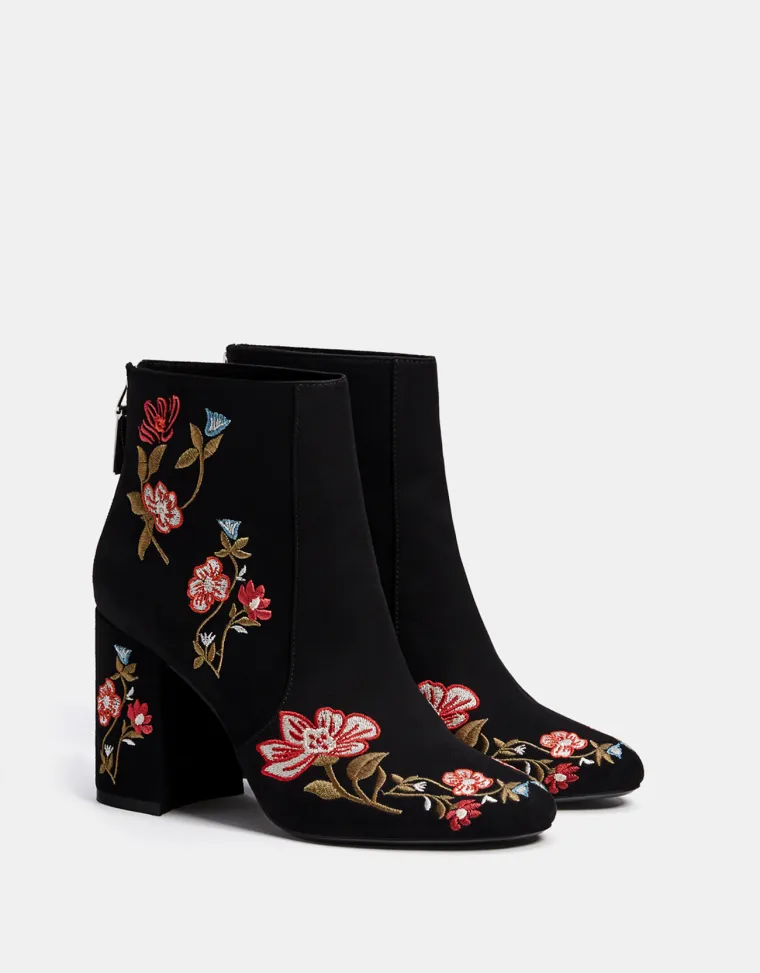 Čizmice na petu s vezom, Bershka, 349,90 kuna