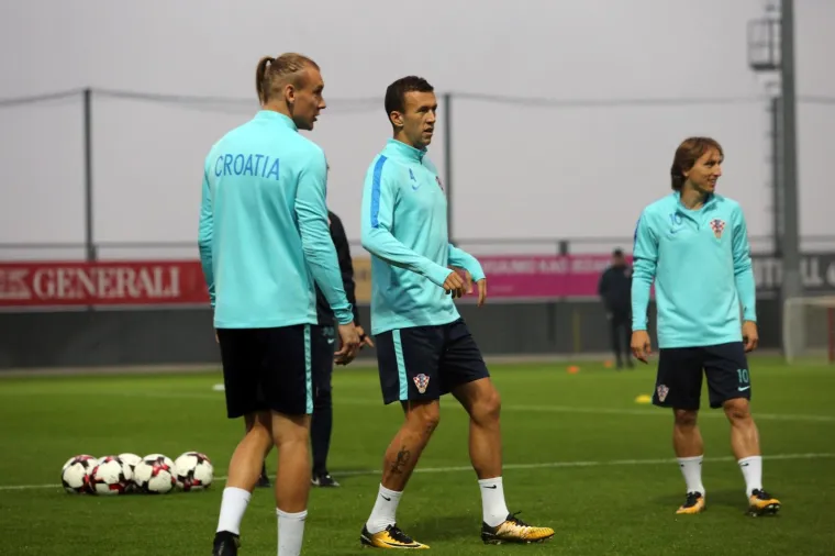 MODRIĆ I DRU&Scaron;TVO ISPROBALI RUJEVICU: Vatreni su odlično raspoloženi uoči odlučujućih utakmica