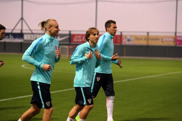 MODRIĆ I DRU&Scaron;TVO ISPROBALI RUJEVICU: Vatreni su odlično raspoloženi uoči odlučujućih utakmica