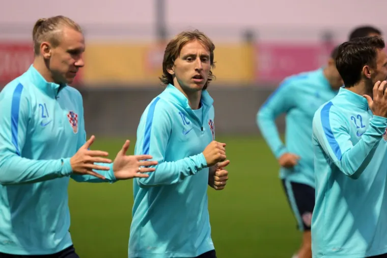 MODRIĆ I DRU&Scaron;TVO ISPROBALI RUJEVICU: Vatreni su odlično raspoloženi uoči odlučujućih utakmica