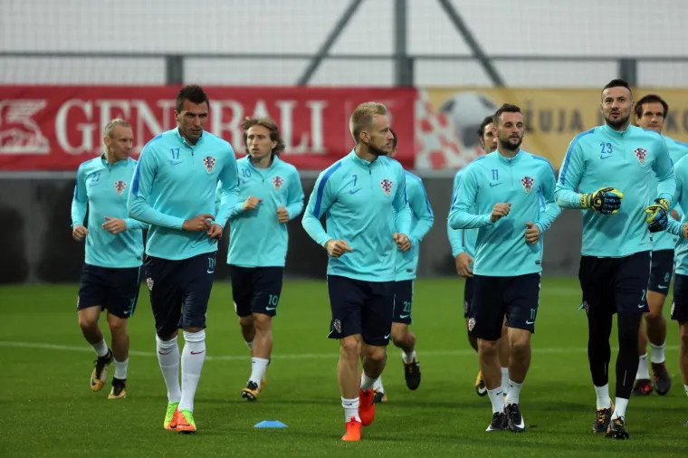 MODRIĆ I DRU&Scaron;TVO ISPROBALI RUJEVICU: Vatreni su odlično raspoloženi uoči odlučujućih utakmica