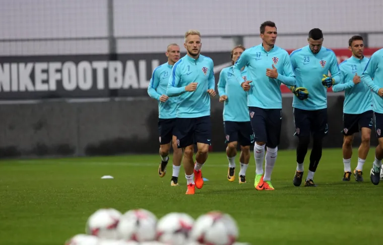 MODRIĆ I DRU&Scaron;TVO ISPROBALI RUJEVICU: Vatreni su odlično raspoloženi uoči odlučujućih utakmica