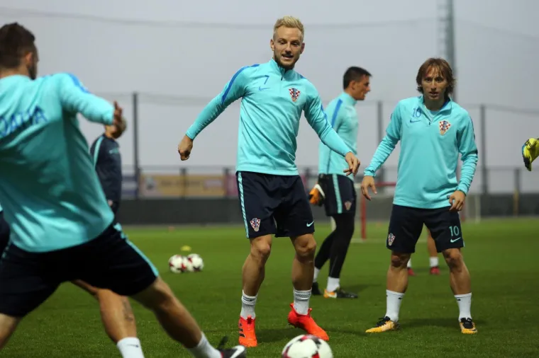 MODRIĆ I DRU&Scaron;TVO ISPROBALI RUJEVICU: Vatreni su odlično raspoloženi uoči odlučujućih utakmica