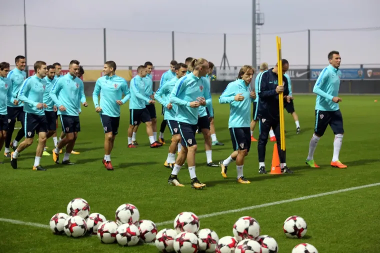 MODRIĆ I DRU&Scaron;TVO ISPROBALI RUJEVICU: Vatreni su odlično raspoloženi uoči odlučujućih utakmica