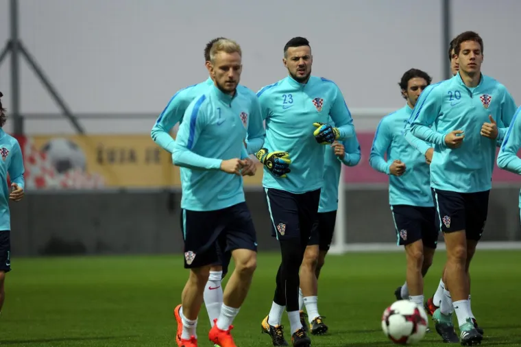 MODRIĆ I DRU&Scaron;TVO ISPROBALI RUJEVICU: Vatreni su odlično raspoloženi uoči odlučujućih utakmica