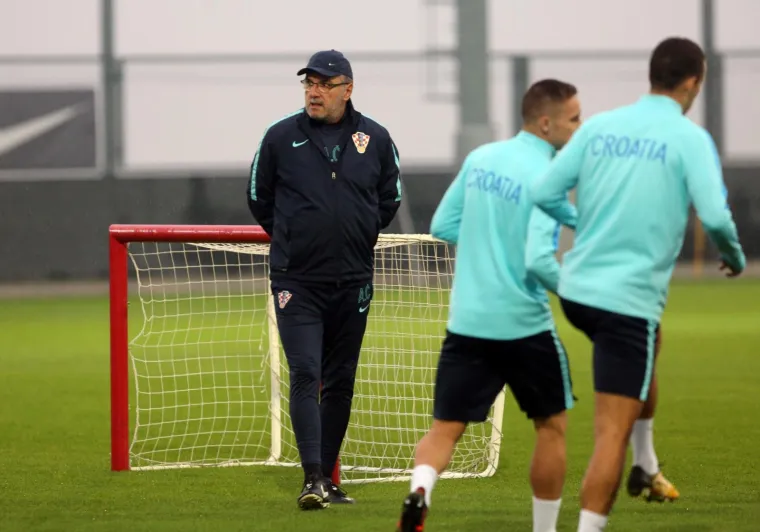 Hrvatska je uoči posljednja dva kola prva u skupini I na prvom mjestu sa 16 bodova, koliko ima i drugoplasirani Island. Treća Turska i četvrta Ukrajina imaju po 14 bodova.