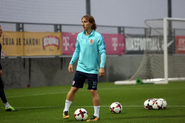 S reprezentacijom je prvi put trenirao i kapetan Luka Modrić koji je se kasnije priključio suigračima jer mu je supruga rodila treće dijete.