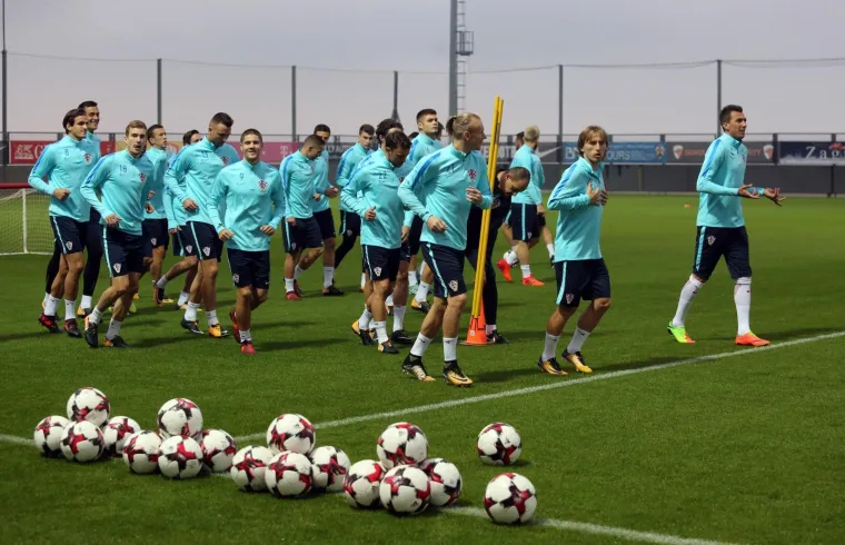 MODRIĆ I DRU&Scaron;TVO ISPROBALI RUJEVICU: Vatreni su odlično raspoloženi uoči odlučujućih utakmica