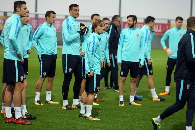 MODRIĆ I DRU&Scaron;TVO ISPROBALI RUJEVICU: Vatreni su odlično raspoloženi uoči odlučujućih utakmica