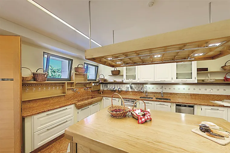 RASKO&Scaron;NA ZDANJA KOJA PRODAJE KONTROVERZNI PODUZETNIK: Evo u kakvom luksuzu živi Tomislav Horvatinčić