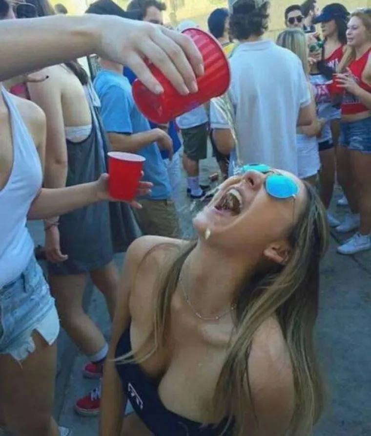 Alkoholiziranje je jedna od omiljenih razonoda studenata, no ono što manje vole je kada se sljedeći dan pojave na označeni na fotografijama na društvenim mrežama.  Izgleda da prisjećanje na pijančevanje ne ide baš dobro uz mamurluk, no sigurni smo da će jednog dana veselo prepričavati avanture s fotografija svojoj djeci i unucima. Neke od takvih fotografija o kojima će imati štošta za objasniti okupili smo u galeriji.