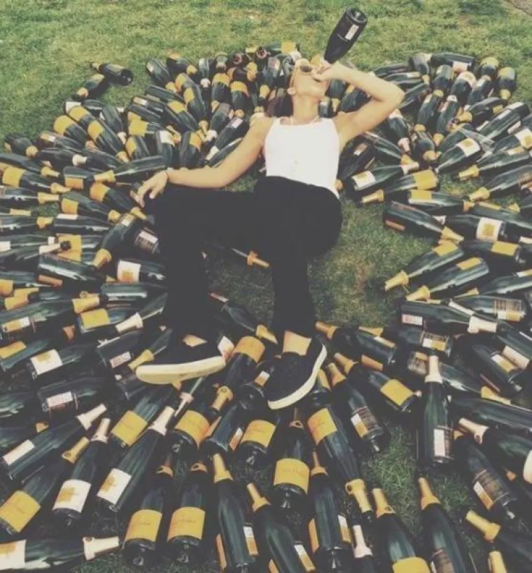 UŽIVALI U ALKOHOLU, A SLJEDEĆI DAN SU VIDJELI FOTKE: Možda se ne sjećaju što su radili, ali kamera sve pamti