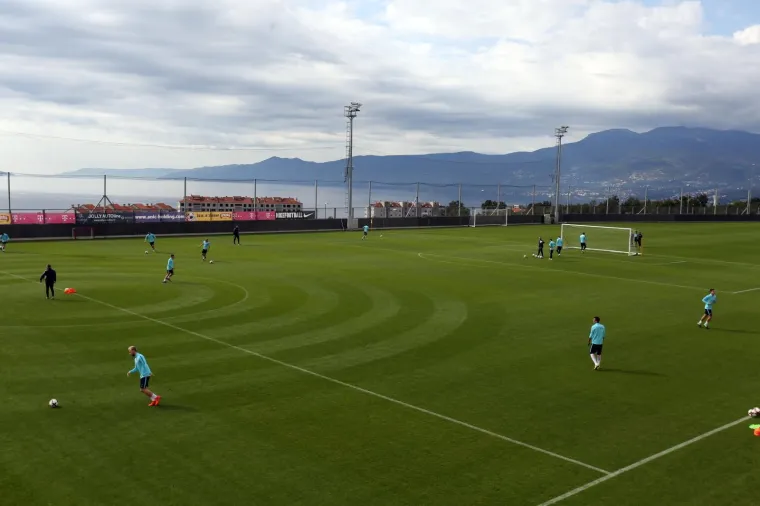 DAN BEZ KI&Scaron;E - TRENING VI&Scaron;E: Čačić iskoristio lijep dan, Vatreni morali trenirati i prijepodne