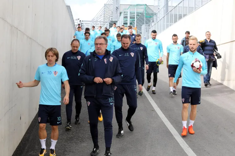 DAN BEZ KI&Scaron;E - TRENING VI&Scaron;E: Čačić iskoristio lijep dan, Vatreni morali trenirati i prijepodne