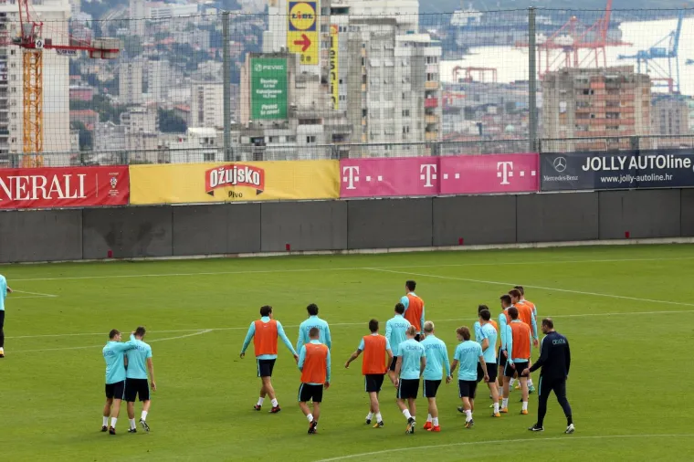 DAN BEZ KI&Scaron;E - TRENING VI&Scaron;E: Čačić iskoristio lijep dan, Vatreni morali trenirati i prijepodne