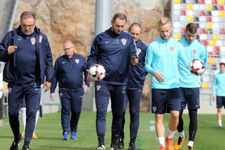 DAN BEZ KI&Scaron;E - TRENING VI&Scaron;E: Čačić iskoristio lijep dan, Vatreni morali trenirati i prijepodne