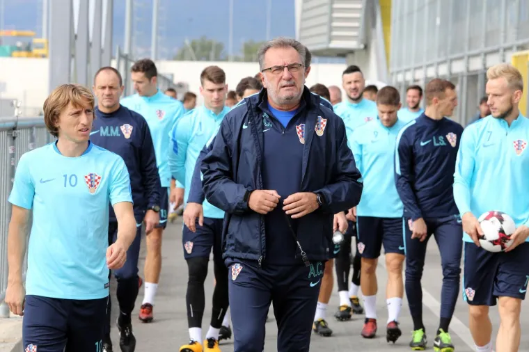 Bilo je predviđeno da Vatreni na Rujevici vježbaju samo popodne, ali Čačić je odlučio iskoristiti dan bez ki&scaron;e pa su Modrić i dru&scaron;tvo odradili i prijepodnevni trening na pomoćnom igrali&scaron;tu.