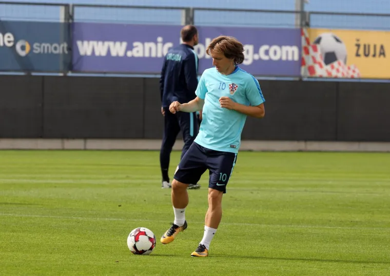 DAN BEZ KI&Scaron;E - TRENING VI&Scaron;E: Čačić iskoristio lijep dan, Vatreni morali trenirati i prijepodne