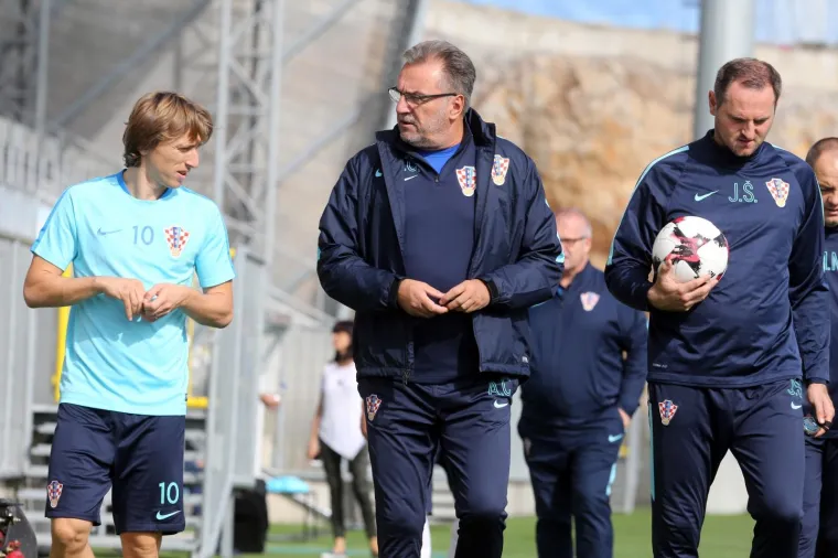 DAN BEZ KI&Scaron;E - TRENING VI&Scaron;E: Čačić iskoristio lijep dan, Vatreni morali trenirati i prijepodne