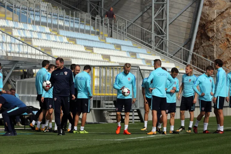 DAN BEZ KI&Scaron;E - TRENING VI&Scaron;E: Čačić iskoristio lijep dan, Vatreni morali trenirati i prijepodne