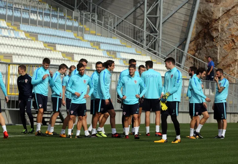 DAN BEZ KI&Scaron;E - TRENING VI&Scaron;E: Čačić iskoristio lijep dan, Vatreni morali trenirati i prijepodne