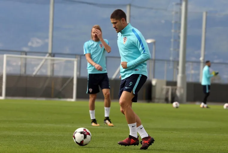 DAN BEZ KI&Scaron;E - TRENING VI&Scaron;E: Čačić iskoristio lijep dan, Vatreni morali trenirati i prijepodne